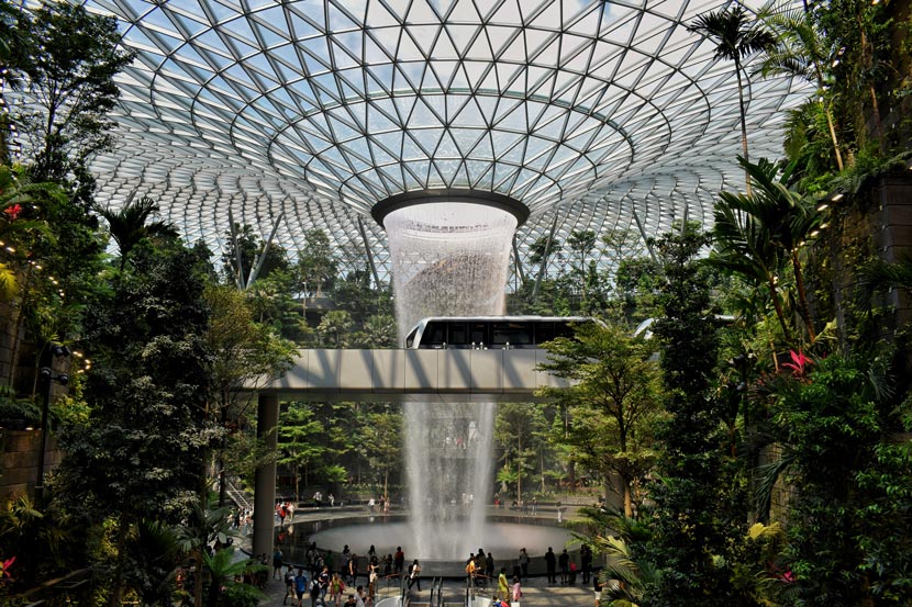 Imagen de la cascada en el interior del aeropuerto de Singapur Changi