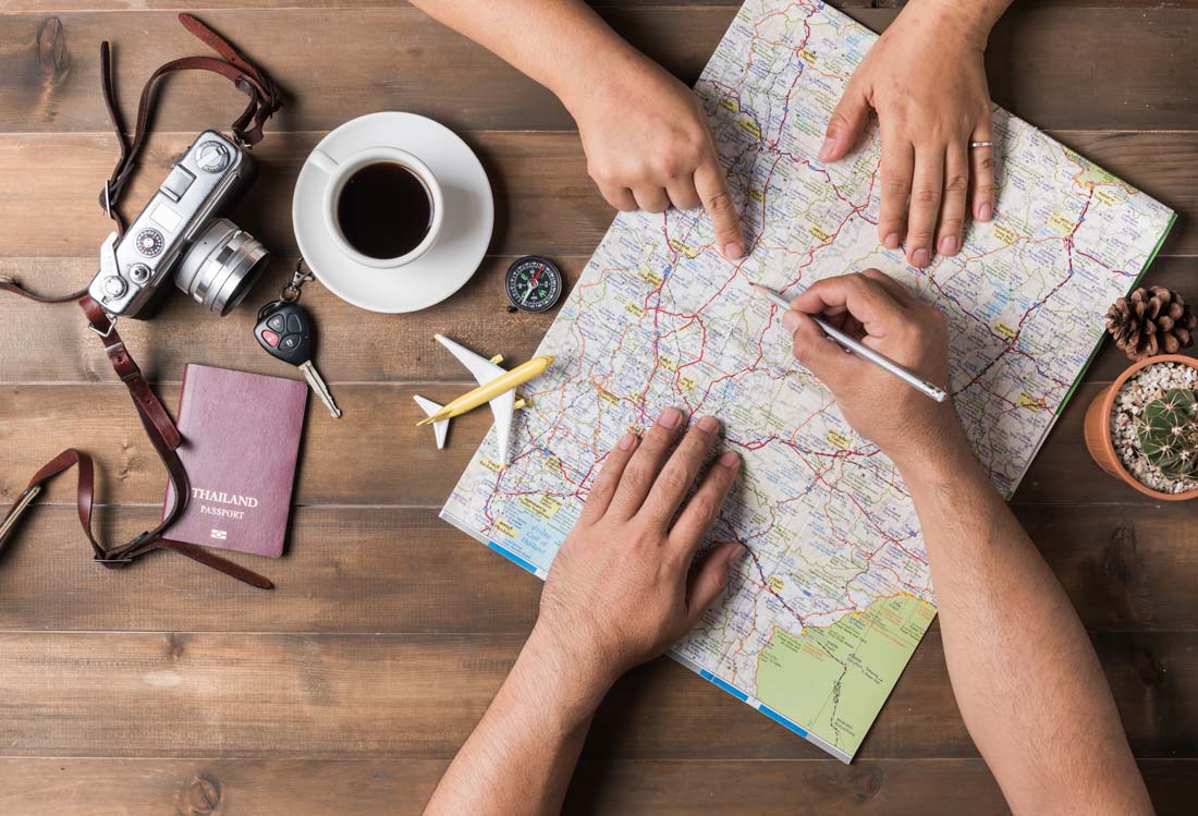 escritorio con mapa para preparar una ruta de viaje