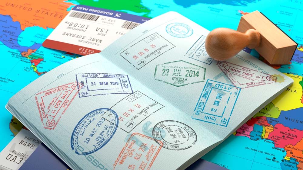 pasaporte con sellos estampados de diferentes visados