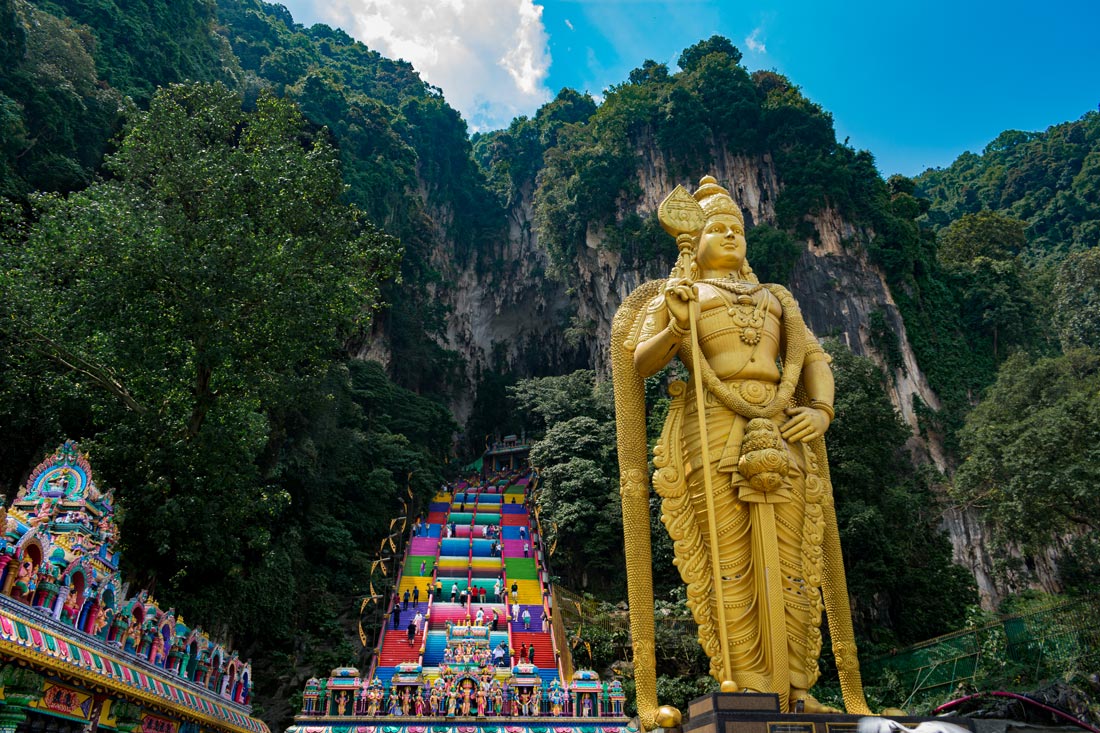 Entrada a las Batu Caves con el famoso dios hindú Muguran de 43 metro de altura