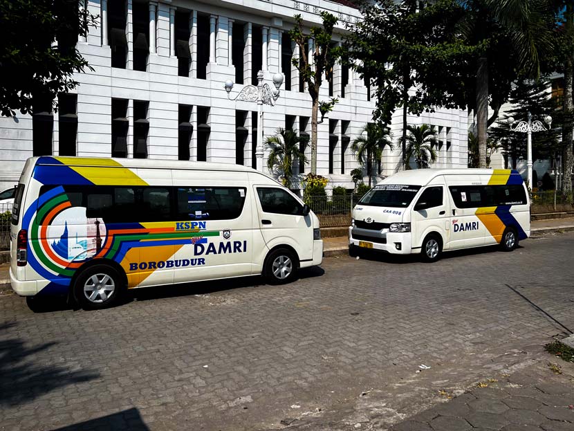 Minivans para llegar a Borobudur desde el museo Benteng Vredeburg