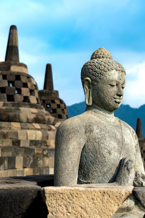 Figura de Buda meditando en la cima del templo de Borobudur