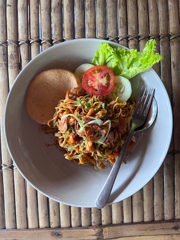 Plato de noodles en Jizzy Warung, uno de los mejores sitios donde comer en las Islas Gili