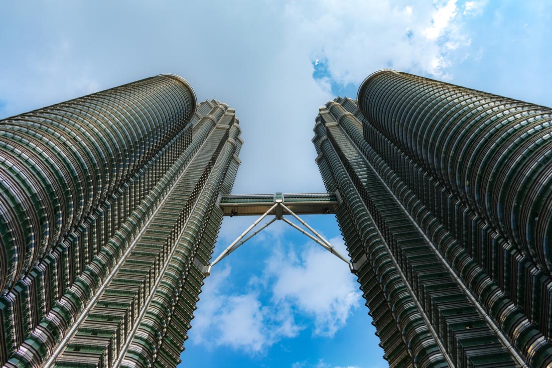 Vista de las Torres Petronas de Kuala Lumpur desde abajo