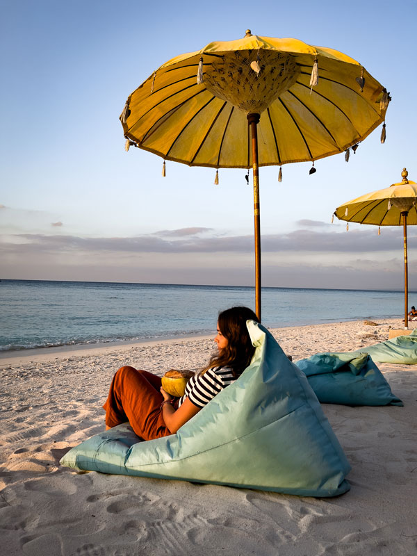 viendo el atardecer en Gili Trawangan tomando un coconut