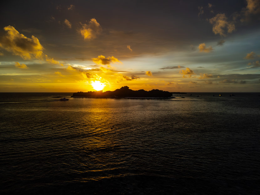 Vista del atardecer desde la bikini beach de Rasdhoo