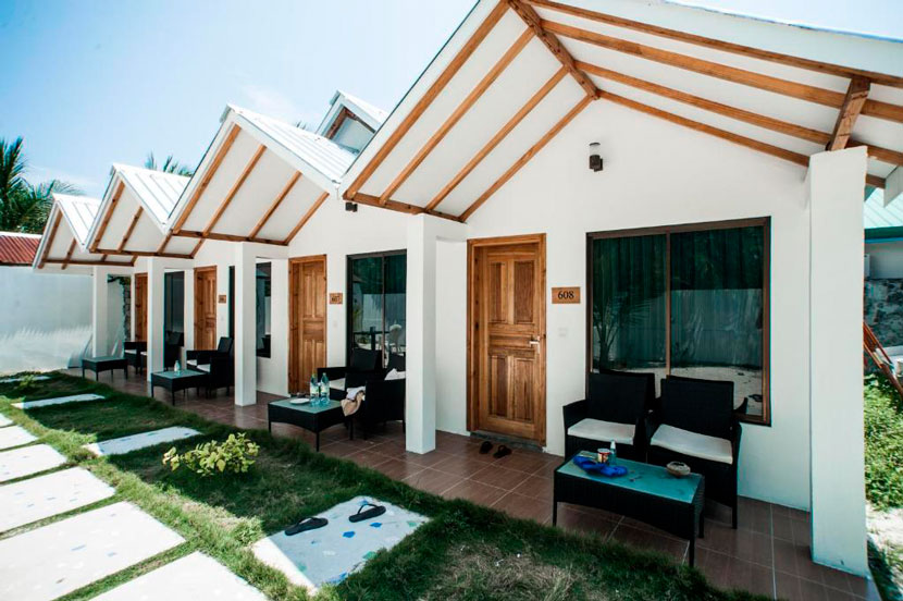 Entrada al bungalow de Holiday Cottage Thoddoo, una de las mejores opciones para alojarte durante tu estancia en la isla