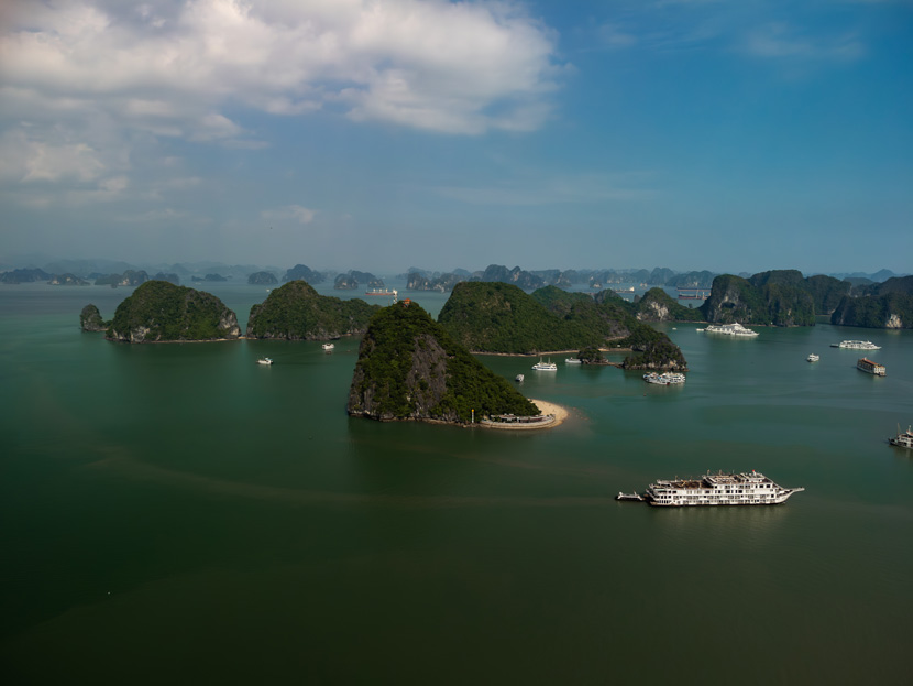 La preciosa Bahía de Halong se puede conectar fácilmente con Ho Chi Minh mediante vuelo directo