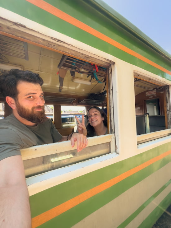 Inma y Jesús, viajando en tren durante una de sus rutas por Tailandia
