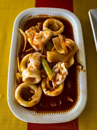 Plato de calamares en salsa en Ewan's Restaurant una de las opciones más baratas donde comer en las Islas Perhentian