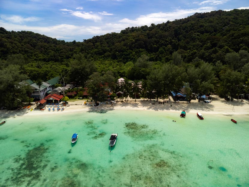 El Samudra Beach Chalet visto desde el aire, una de las mejores opciones donde comer en las Islas Perhentian