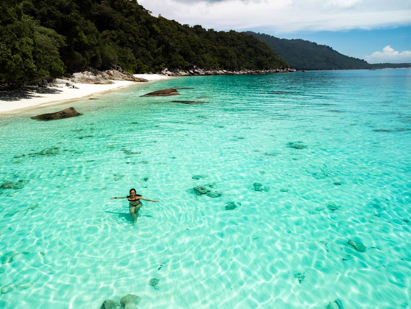 Agua cristalina y turquesa en Turtle Beach, la mejor playa de las Islas Perhentian