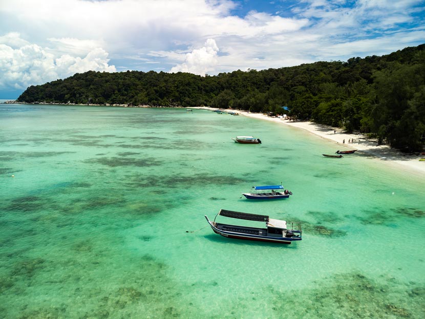 Vista de Flora & Fauna Beach, una de las mejores playas donde dormir en las Islas Perhentian