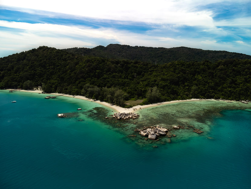 Teluk Keke desde el aire, dividida en dos zonas y con aguas turquesas, es de las mejores playas de las Islas Perhentian para pasar un día de relax