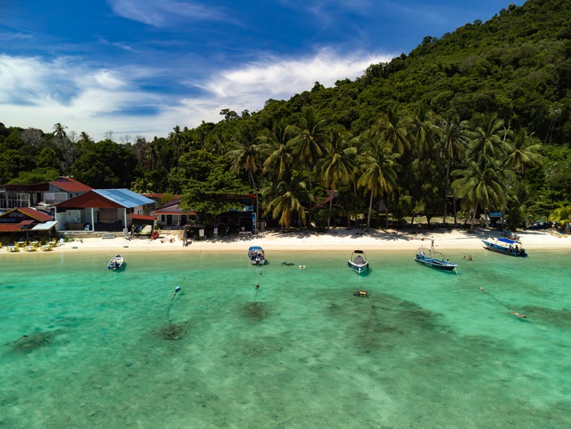 Vista aérea de Coral Bay, con sus aguas cristalinas el punto en contra es que suele estar bastante llena de barcos