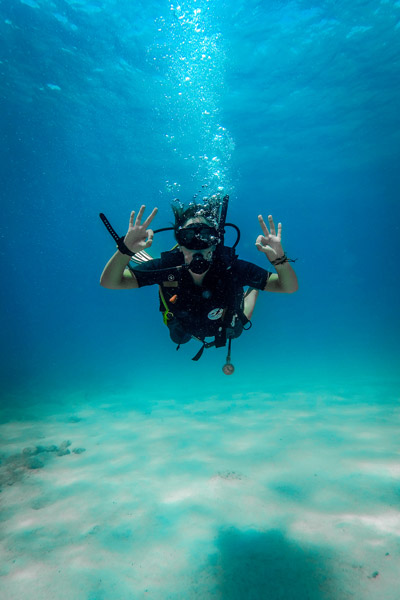 Inma buceando en las islas Perhentian, un gasto importante en el presupuesto de viaje a Malasia