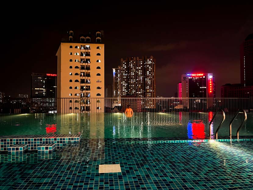 Inma en la infinity pool de Chambers Suites, uno de los principales gastos en el presupuesto de viaje a Malasia