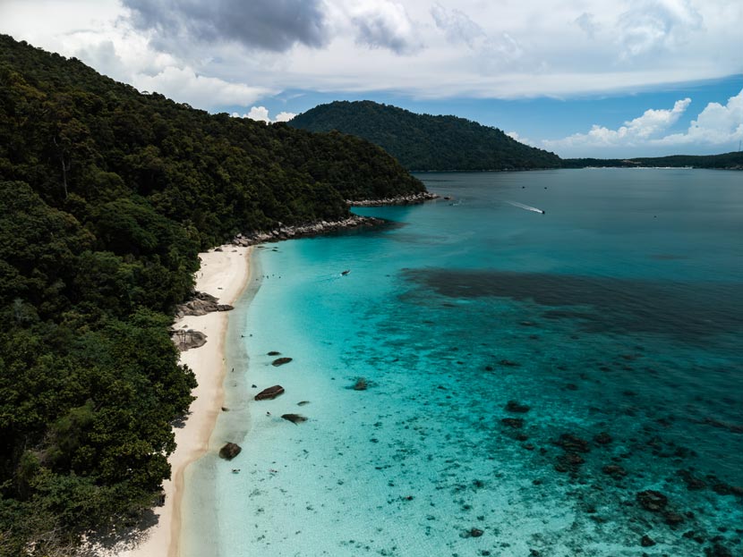 Turtle Beach a vista de dron, la mejor playa de las Islas Perhentian