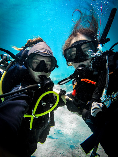 Inma y Mikele de Medusa Divers buceando en las Islas Perhentian