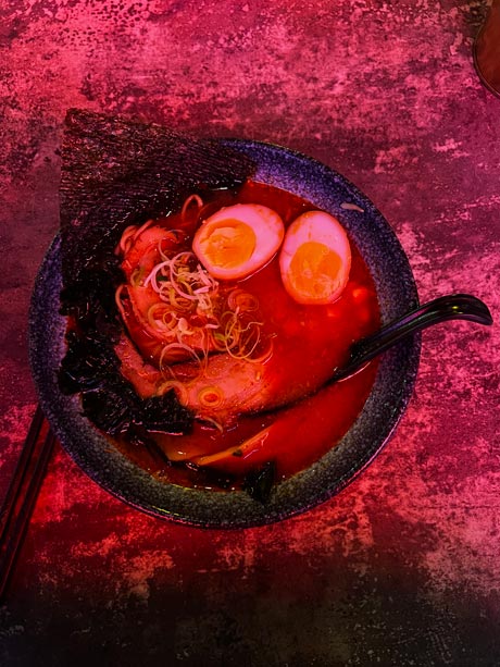 Plato de Ramen en Mad Ramen Bar, de los mejores sitios donde comer en Ipoh