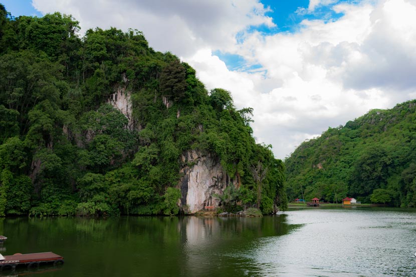 La vista del impresionante lago repleto de vegetación y roca kárstica en Gunung Lang, sin duda una de las imágenes más icónicas que ver en Ipoh