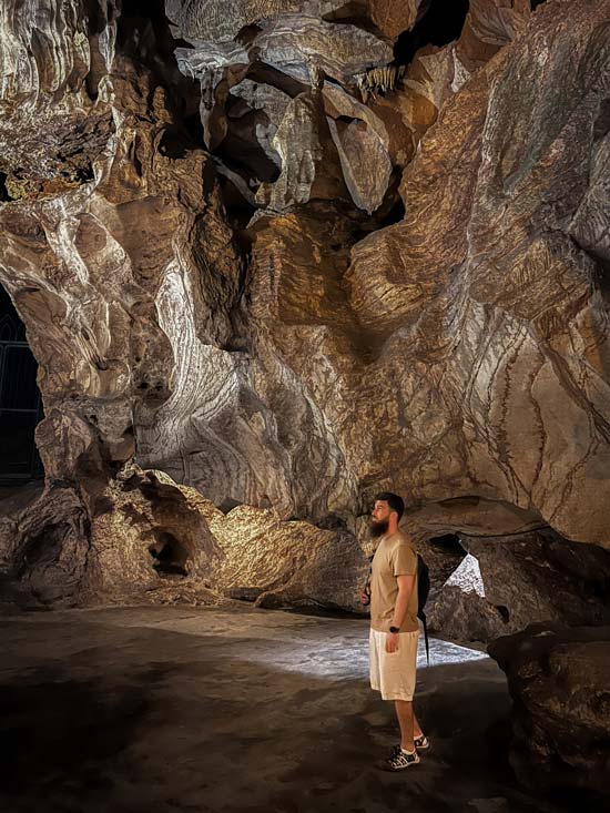 Jesús paseando por el interior de Kek Look Tong, una de las cuevas más bonitas que ver en Ipoh