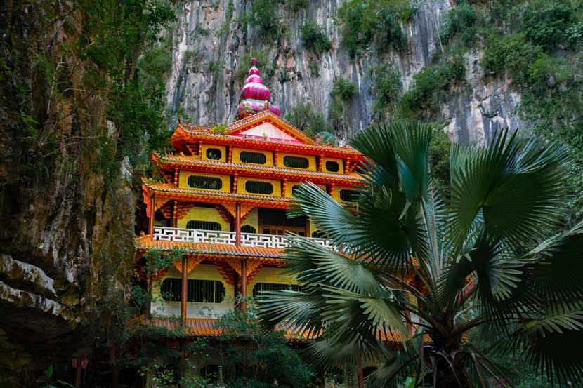 Fachada del Mistery Temple dentro de Sam Poh Tong, el mejor templo que ver en Ipoh