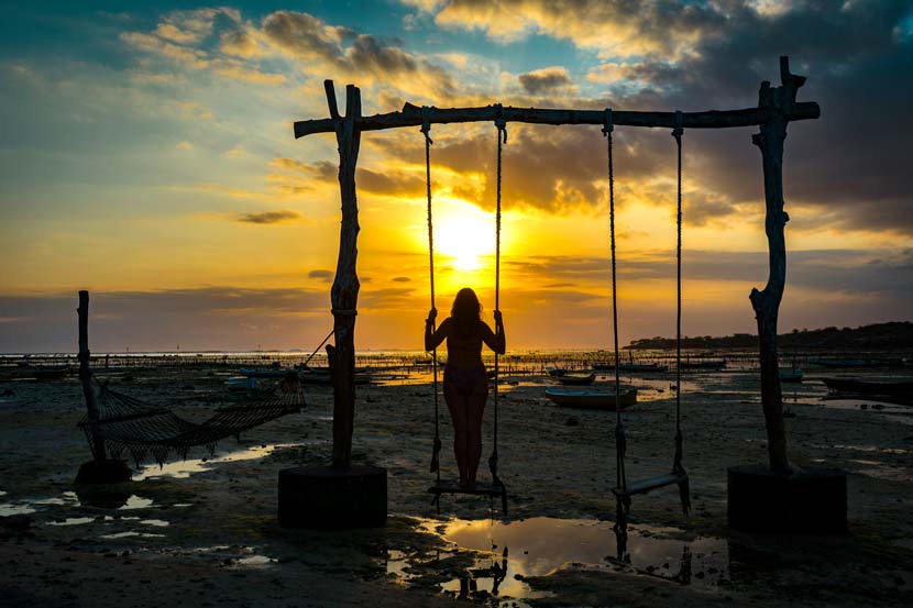 Inma en un columpio viendo el atardecer en Nusa Ceningan