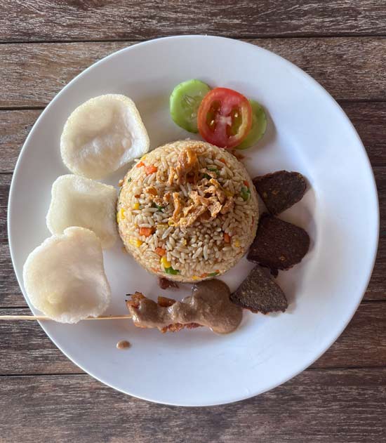 plato de arroz frito con chicken saté, una buena opción de comida local para ahorrar en tu presupuesto de viaje a Bali
