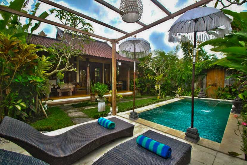 Jardín con tumbonas y piscina privada de Villa Ulun Mertha