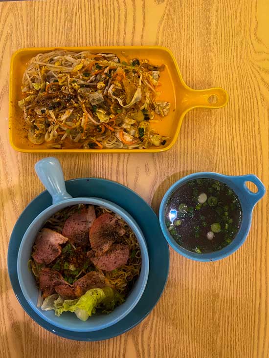 Noodles y cerdo ahumado en Vietnam Corner, una buena opción para comer en Kuala Terengganu