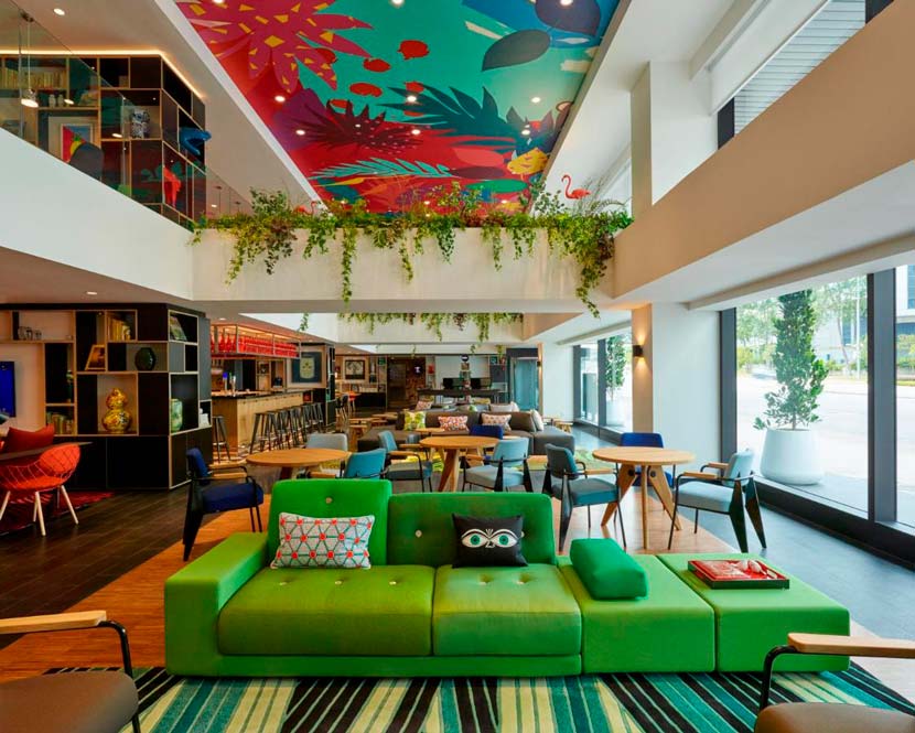 Zonas comunes del CitizenM con una decoración súper top, una opción genial para dormir en la zona de Bukit Bintang