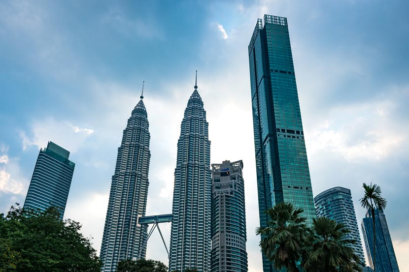Vista de las Torres Petronas desde el KLCC Park, una de las mejores zonas donde dormir en Kuala Lumpur
