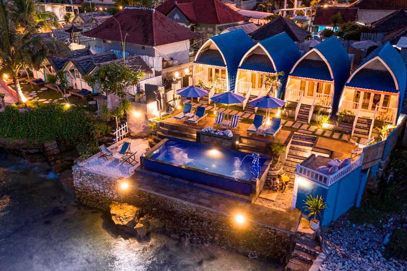 Vista de dron de los bungalow sy la piscina infinita de Aqua Vista Villa