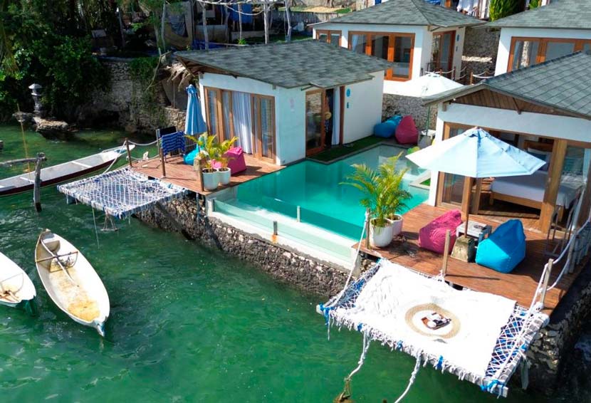 Bungalow deluxe con hamaca sobre el mar y piscina compartida, una opción top para dormir en Nusa Ceningan
