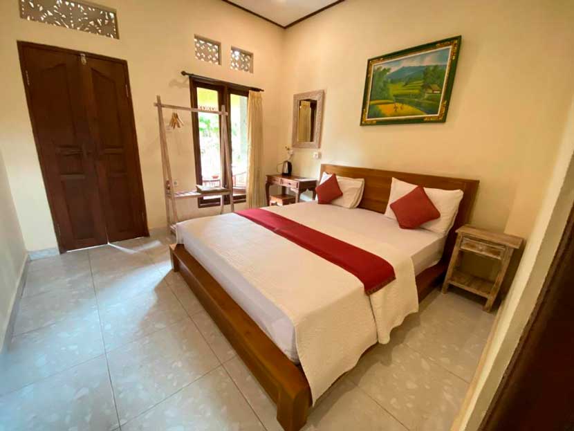 Habitación con cama doble de Ayu Homestay, una opción muy económica donde alojarte en Ubud