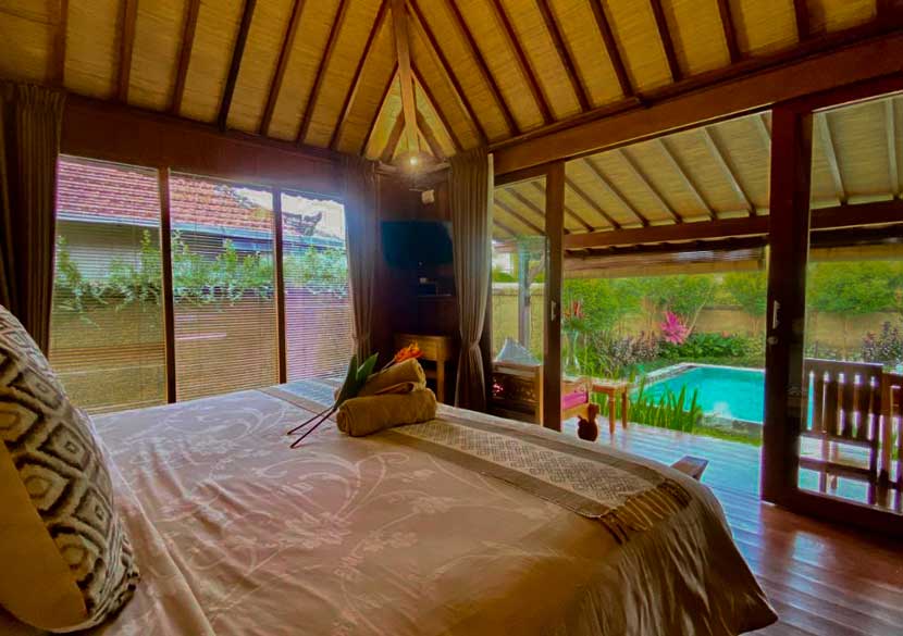 Vista a la piscina desde la cama de Niluh Private Villas