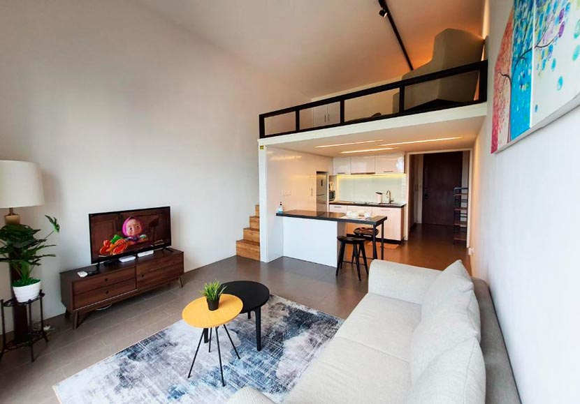 Estudio dúplex en KL Sentral EST Bangsar, con sofá, tv. cocina y habitación en alto