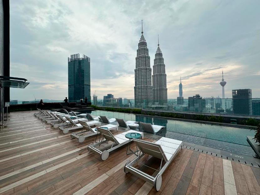 Las impresionantes vistas a las Torres Petronas desde la piscina infinita de Skyline Homes, una opción top donde dormir en Kuala Lumpur