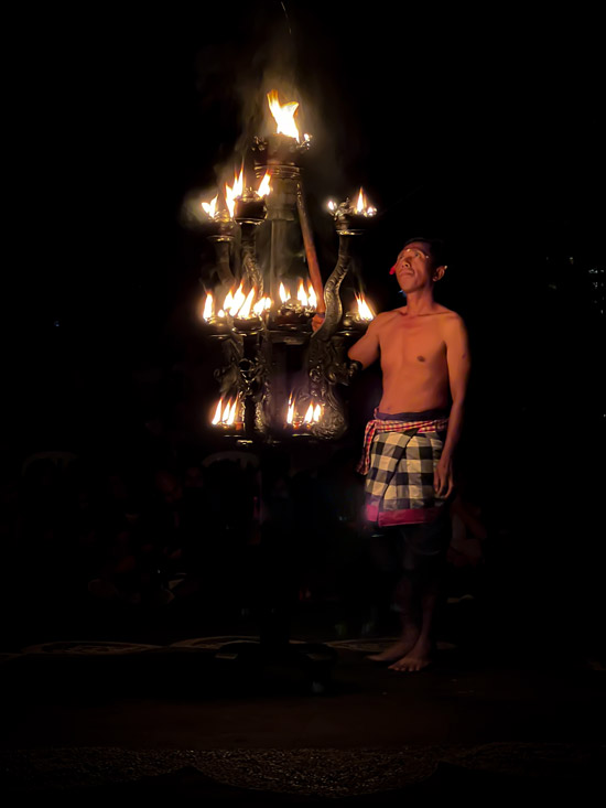Imagen de un espectáculo con fuego en Pura Dalem, un templo ubicado en Ubud