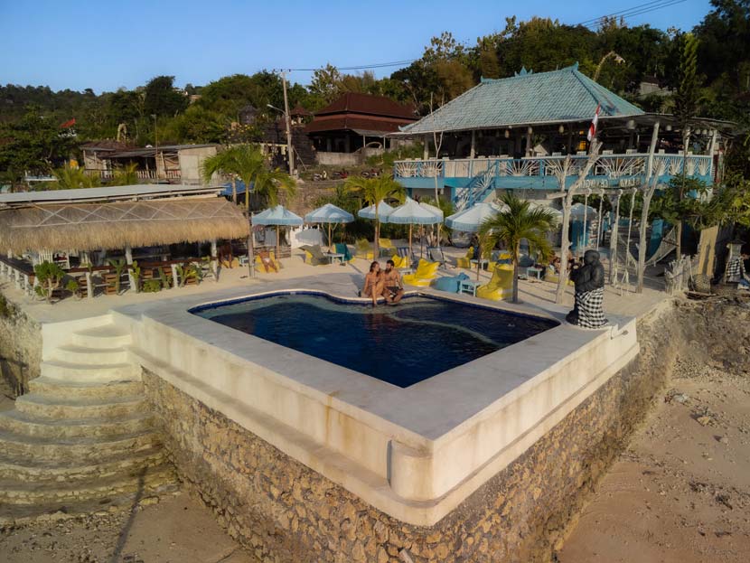 Nosotros viendo el Sunset en la piscina infinita de The Island Ceningan Beach Bar