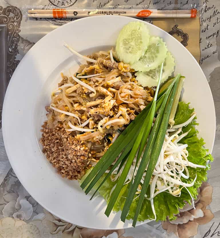 Un pad thai con pollo delicioso de Pad Thai Jet Yod
