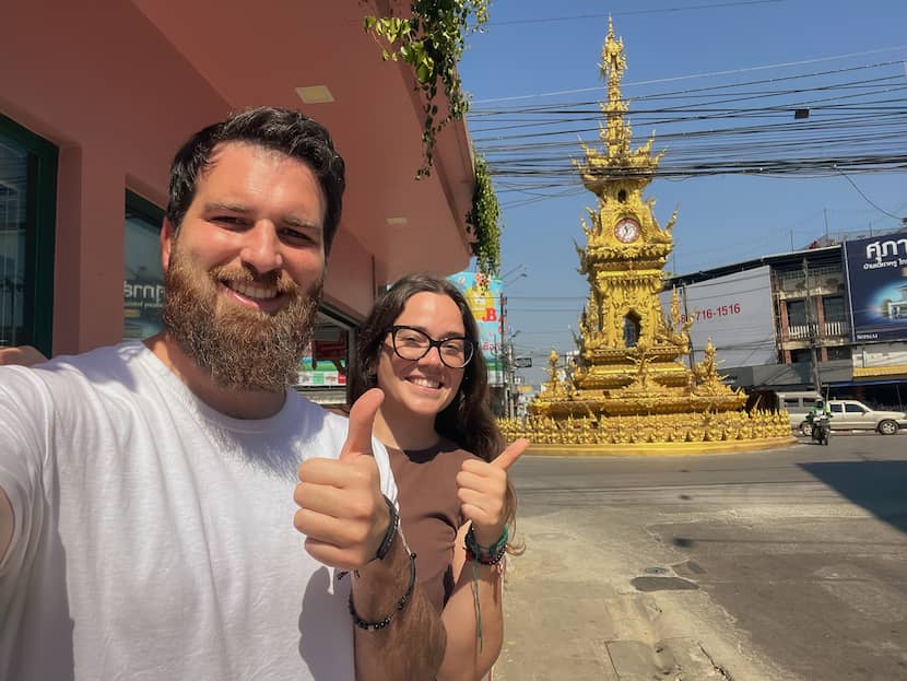 Inma y Jesús posando frente a la Clock Tower, una de las cosas que ver en Chiang Rai