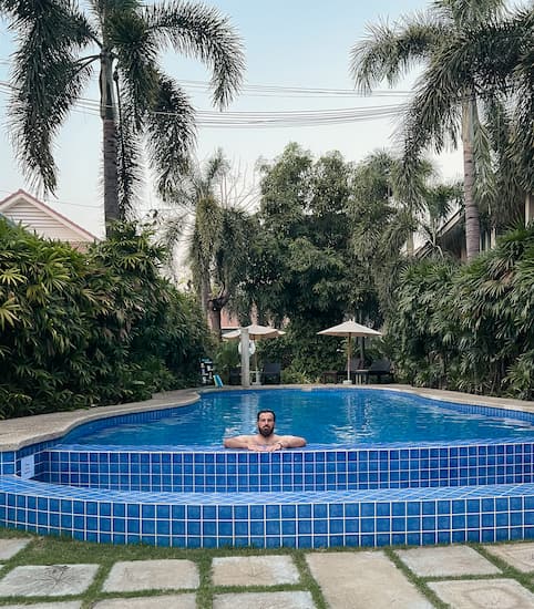 Jesús en la piscina de Good Times Kanchanaburi, un hotel con muy buena relación calidad precio en Tailandia