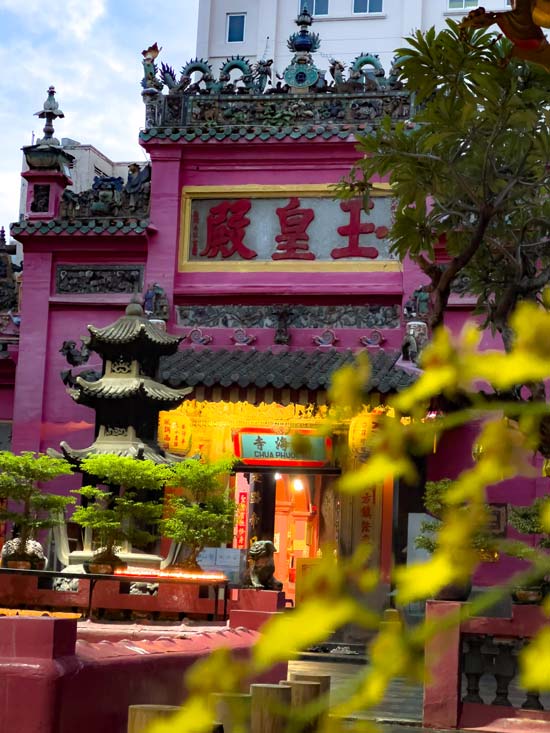 Jardines y puerta de entrada a Jade Emperor Pagoda