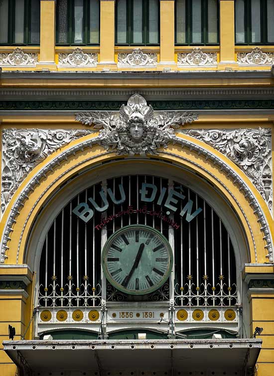 Reloj en la estética fachada de la Oficina de Correos de Ho Chi Minh