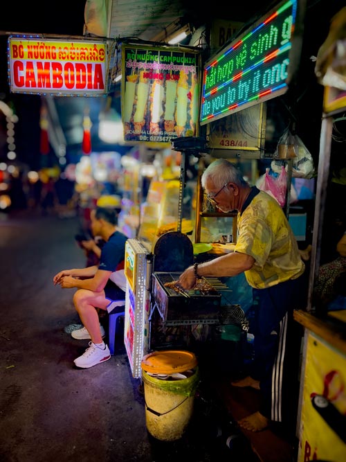 Puesto de pinchitos al estilo camboyano en Ho Thi Ky Street Food Market