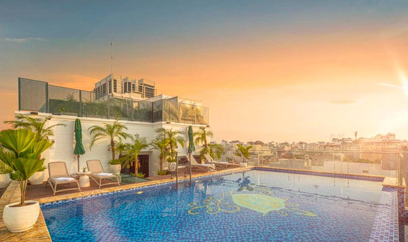 Piscina de Meritel hotel, una buena opción de alojamiento con piscina en Hanói