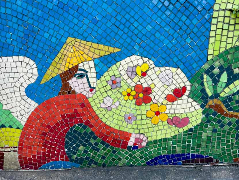 Escena de una agricultora vietnamita en el mosaico cerámico de Hanói