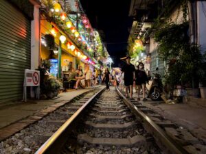 la famosa train street con sus cafés a los lados